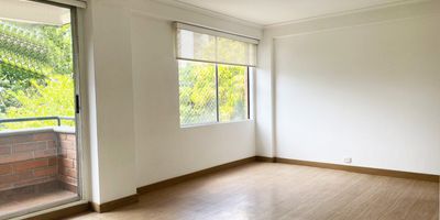 Apartamento en arriendo en unidad cerrada cerca a avenidas principales, supermercados de cadena, colegios, facil acceso a rutas de transporte publico. Cuenta con piso en madera, sala comedor, 3 alcobas con baño en la principal, cocina integral cerrada tipo americano, balcon y parqueaderos lineales cubiertos. Piscina, parque infantil, zonas verdes, vigilancia 24 horas, citofonia y circuito cerrado de tv. *Inmuebles sujetos a verificación de disponibilidad.*
