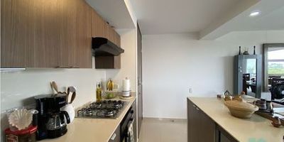 Se vende moderno apartamento en un décimo piso con ascensor ubicado en Bochalema al sur de Cali. El apartamento de está remodelado, tiene dos habitaciones principal con baño y Wolking clóset, dos baños, sala-comedor, estudio, balcón, cocina integral tipo americana, zona de oficios y un parqueadero descubierto, calentador, aire acondicionado, ventiladores de techo, gabinetes en cedro, esquineros, luces de lujo y hermosos acabados modernos. El conjunto residencial cuenta con piscina para niños y adultos, cancha de fútbol y basketball, dos salones sociales, zona infantil con juegos, gym, sauna, parqueadero para visitantes. La administración de la copropiedad cuesta. Precio amoblado. 