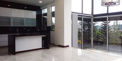 Casa en arriendo en unidad cerrada sector tranquilo, poco flujo vehicular y campestre. Piso en porcelanato y madera laminada, dos niveles, chimenea, sala y comedor independiente, estar de tv, 3 alcobas con baño en cada una, tina, cocina integral abierta tipo americano, alcoba y baño de servicio, balcon, terraza, jardin y parqueaderos (3 cubiertos). Conjunto cerrado con citofonia, alarma, vigilancia 24 hrs, y circuito cerrado de tv. *Inmuebles sujetos a verificación de disponibilidad.*