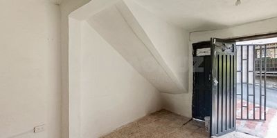 Cómodo local  el sector floresta metropolitano, cerca al parque el triangulo, posee un área de 20 mts aprox, posee una sala,  1 baño, piso en cerámica, servicios públicos incluidos dentro del canon de arrendamiento, estrato comercial