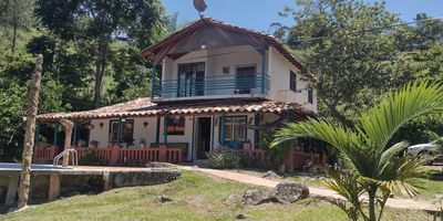 Casa campestre para venta Vereda la Calda, Barbosa. Ubicada en sector de fácil acceso, a 12 minutos de casco urbano por la doble calzada. Costa de un lote de 3700m², aprox 170m² construidos, tiene 4 alcobas, dos de ellas con capacidad para 6 camas/camarotes, dos baños,  closet, balcon, cocina integral, sala-comedor, corredores, zonas para hamacas, piscina, kiosco, billar, jardin, tres  pesebreras, galpón para pollos, todos los servicios, agua veredal potable, tres pesebreras, variedad de árboles frutales, zona verdes, y parqueadero para 6 o mas vehículos. 
VENCAMBIO A PROPIEDAD EN MEDELLIN.
