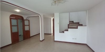 Casa en excelente sector, cuenta con amplios espacios, iluminada, 2 niveles, 3 alcobas con clósets, 3 baños, alcoba principal con baño, calentador, hall de alcobas, estudio, sala comedor, cocina integral, gas natural, suelos en cerámica, garaje, patio, zona residencial, zonas verdes. 
