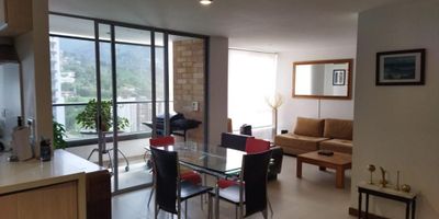 Apartamento de 107 mts, con 2 alcobas, y opción de tercera alcoba.  Salón comedor, cocina abierta, balcón,  parqueadero doble lineal, 2 cuartos útiles. Unidad completa

Piso alto, muy iluminado

