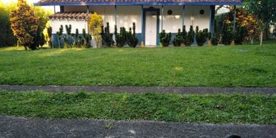 Cisneros. Casa finca remodelada, amplias zonas verdes, en sector estrategico, turistico para desarrollar casa hotel y muy cerca de la Autupista. Se permuta a finca de menor o mayor valor en Copacabana