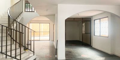 Casa comercial independiente en arriendo cerca a supermercados, centros comerciales, restaurantes, parques, rutas de transporte publico y servicios complementarios. Piso en ceramica y madera, 7 espacios, baños, dos niveles, cocineta, cableado de red, techo cielo raso, aire acondicionado central, divisiones en drywall, patio, extractor, red de gas, y parqueaderos en area descubierta. *Inmuebles sujetos a verificación de disponibilidad.*