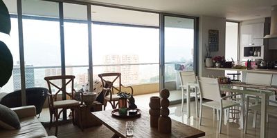 Apartamento amoblado en arriendo en unidad cerrada, sector exclusivo, ambiente campestre, sector tranquilo de poco flujo vehicular. Fácil acceso a centro comercial. Piso en porcelanato y madera, puerta de seguridad, sala y comedor independiente, 3 alcobas con baño en la principal, cocina integral abierta tipo americano, alcoba y baño de servicio, balcon y parqueaderos lineales cubiertos. Piscina, gym, sauna, parque infantil, zonas verdes, vigilancia 24 horas, citofonia y circuito cerrado de tv.