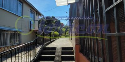 Cómodo apartamento con dos (02) alcobas, cocina sencilla con gabinetes, un baño, cocina sencilla con gabinetes y patio de ropas cubierto con posibilidad de acceso de motocicleta.  