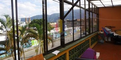 Casa de tres niveles 484 mts2
La casa consta de 4 apartamentos
Primer piso: dos aptos, el primero consta de sala, dos alcobas, cocina sencilla, servicios, patio de ropas, alberca y lavadero.
El segundo consta de 2 salas,comedor, cocina sencilla, servicios, patio de ropas, alberca y lavadero.
Segundo piso: dos aptos: cada uno con trs alcobas, sala comedor, cocina sencillas, servicios, alberca, y lavadero.
Tercer piso: azotea 301 con cuarto,  patio de ropas,  alberca y lavadero,  con tejas acrílicas sobre perfilería metálica y la fachada ventanales en perfilería  de aluminio y vidriería anti reflectiva.