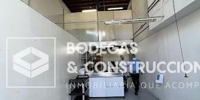 Espectacular bodega en venta en sector industrial del Municipio de Itagui, esta bodega cuenta con un área total de 435 mt2, tiene área de oficinas, piso en concreto reforzado, doble altura, puerta camión, techo en fibrocemento, tiene energía trifásica con 45 kva de capacidad, es una bodega sin igual ya que se encuentra en zona industrial con transporte publico cercano, en vía secundaria  cerca a la autopista regional donde pasan buenas rutas de transporte y a dos cuadras de la estación del metro de Sabaneta, cerca a fabricas unidas un excelente punto de referencia para la llegada fácil de sus empleados, esta bodega es una oportunidad de inversión muy llamativa ya que se encuentra en este momento rentando, si es la inversión que busca no dude en llamarnos para visitar esta bodega.