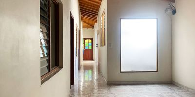 Casa comercial en arriendo independiente cerca a parques, restaurantes, centro comerciales, supermercados, rutas de transporte publico y servicios complementarios. Piso en porcelanato, 5 espacios, tres niveles, baños, cocineta, cableado de red, techo cielo raso, aire acondicionado central, divisiones en drywall, patio, extractor, red de gas, balcon y terraza. *Inmuebles sujetos a verificación de disponibilidad.*