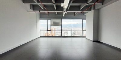 Oficina en arriendo cerca a via principal, centro comercial, restaurantes, rutas de transporte y servicios complementarios. Piso en porcelanato, 1 espacios, baño, cocineta, cableado de red, aire acodicionado central, parking cubierto. Conjunto cerrado, ascensor, vigilancia, porteria 24hrs, parking con costo, bahia de parqueo, auditorio, baño comunales, planta electrica y circuito cerrado de tv .*Inmuebles sujetos a verificación de disponibilidad.*