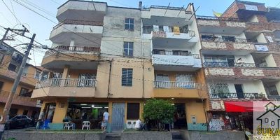 Ofrecemos hermosa casa ubicada en el sector de San Pío, con muy buenos espacios, buena iluminación y ventilación, una muy buena ubicación, cerca al Centro Comercial Arrayanes, muy buenas vías de acceso, facilidad de transporte público y acceso a la Estación del Metro Sabaneta.