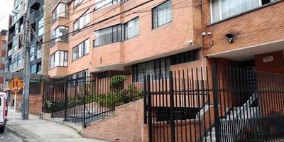 GRAN OPORTUNIDAD DE !INVERSION!. Se vende apartamento de 94 m2, Estrato 4, con excelente ubicación en la zona de Chapinero Alto cerca de  Universidades, Colegios, Zona de oficinas, Parque Nacional el inmueble está compuesto por 3 habitaciones, 2 baños más alcoba y baño de servicio, sala comedor,  parqueadero comunal en servidumbre, vista interior.