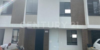 Ubicado en el sector de Alfaguara en Jamundí, cerca a centros comerciales, universidades y colegios, vista amplia y ambiente tranquilo. Moderna casa en  urbanización Ventino, proyecto urbanistico de Parque Natura, full acabados, cuentan con tres alcobas,  la principal con baño y vestier, baño de alcobas y baño social, cocina integral con excelente ventilación e iluminación, zona de oficios independiente, sala comedor, patio con acceso desde el área social, un espacio múltiple para adaptar como estudio o de acuerdo con tus necesidades en un estar de televisión o cuarta alcoba y un parqueadero privado descubierto. No pierdas esta oportunidad de inversión y agenda tu cita ya!