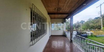 Oportunidad Única en El Saladito, Cali  ¿Estás buscando un lienzo en blanco para crear tu propio rincón de ensueño en medio de la belleza natural? Esta propiedad en la vía al Mar km 17, en la apacible zona de El Saladito, es tu respuesta. Con un lote espacioso y una construcción antigua que espera ansiosamente ser transformada, esta propiedad es una oportunidad de inversión única. Remodelación Total en un Entorno Idílico Esta propiedad ofrece la posibilidad de dar rienda suelta a tu creatividad y diseñar. Aunque la construcción actual necesita una renovación completa, los generosos espacios y el terreno ofrecen un lienzo en blanco para convertirlo en lo que desees. Imagina tu retiro campestre perfecto, una casa de campo encantadora o incluso un restaurante estilo fonda que aproveche la ubicación privilegiada de la propiedad. Ubicación Estratégica: Ideal para Negocios y Placer Situada en un punto intermedio entre varios municipios y cerca de la ciudad de Cali, esta propiedad es un imán para viajeros y amantes de la buena comida. Su ubicación la convierte en el lugar perfecto para establecer un restaurante acogedor o un negocio de productos lácteos y dulces. La afluencia constante de visitantes garantiza un flujo constante de clientes. Clima Fresco y Ambiente Relajado El Saladito es conocido por su clima fresco, que ofrece un refugio bienvenido del calor de Cali. Este entorno campestre es ideal para desconectar y disfrutar de la serenidad que la naturaleza tiene para ofrecer. Ya sea que busques un oasis para tu familia o una oportunidad comercial única, esta propiedad tiene todo lo que necesitas.