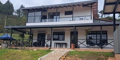 Casa finca ubicada en Guarne, zona campestre, tranquila, con excelente vista panorámica, cuenta con casa de mayordomo, huerta, tanques de agua, y paneles solares, terminaciones modernas, solo con un año de construida, a cinco minutos de la autopista y a diez minutos de el parque principal de guarne.