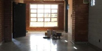 Arriendo bodega -local  cuarto  piso muy iluminado, excelente ubicación, 3 metros de altura, un salón, 2 baños, piso en cerámica.