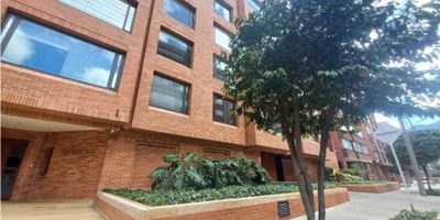 Se vende hermoso apartamento, séptimo piso vista exterior que cuenta con:

Puerta de entrada  de seguridad

Hall de entrada en mármol

Baño social

Cocina integral con muebles en cedro , 1 estufa eléctrica de 4 puestos, 1 estufa a gas de 2 puestos, horno eléctrico, zona de lavandería doble con baño de servicio, comedor con piso en tapete, sala  independiente  con  chimenea en mármol y piedra  funcional  a leña y pisos en tapete, techo en madera en forma de buhardilla. Estudio  piso en madera granadilla con  mueble en cedro y chimenea funcional ,  sala de star   con piso en tapete.  Dos habitaciones auxiliares  con piso en tapete  con closet en madera de cedro y  baño de habitaciones, habitacion principal con piso en tapete.  baño privado con tina, y un wolking closet.
 Cuenta con calentador a gas , 3 parqueaderos 

1 independiente  y 1 lineal, y deposito

El edificio cuenta con  recepción tipo hotel, salón comunal con cocina y baño,  parque infantil, cancha de escuash parqueaderos para visitantes y vigilancia 24 horas.

Cerca a vias principales como la calle 11, la septima, la calle 100, la av carrera 30, la autopista norta, la 19, cerca al parque de la 93, znas comerciales,  como d1, oxxo, entre otros, cerca a la universidad militar
 
