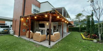 VENTA casa campestre con amplia zona verde, vista a las montañas, 4 parqueaderos, sala comedor, cocina integral, cuarto de servicio con baño, zona de oficios independiente, habitación con closet y baño en primer piso, amplios ventanales que comunican con la terraza la cual tiene pérgola con madera chanul, zona BBQ, bellos jardínes. En el segundo piso hall de alcobas, habitación auxiliar con closet, baño auxiliar de alcobas, habitación principal ampliada con balcón, pérgola, vestier, baño privado, mueble de tv. La unidad cuenta en su zona social con piscina niños y adultos, salón social, sauna, turco, jacuzzi, zona de juegos infantiles, vigilancia y portería 24/7
