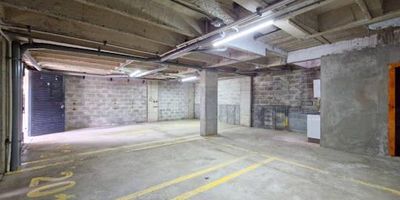 Bodega ubicada en Envigado barrio el Trianon para arriendo, es un sector tranquilo la bodega es segura, cuenta con muy buena ruta de transporte público, la bodega cuenta con puerta garaje doble piso en cemento, la bodega cuenta con 64.63 m2 con buena distribución y fácil salida vehicular el sector cuenta con buena ruta de transporte público y buses alimentadores del metro hacia la estación de Envigado. Cuenta con una destinación comercial para almacén de repuestos de vehículos, depósito de materiales, almacén de artículos de motos, para almacenar artículos para eventos y Banquetes. Cuenta con baño y cocineta. 