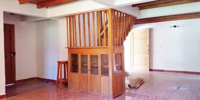 Casa independiente para uso comercial en arriendo en sector campestre, poco flujo vehicular y zona tranquila. Piso en baldosa, 10 espacios, dos niveles, baños, cocineta, cableado de red, techo cielo raso, divisiones en ladrillo, patio, zona verde, extractor, red de gas, balcon y parqueaderos en area descubierta. *Inmuebles sujetos a verificación de disponibilidad.*