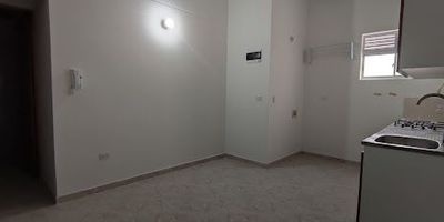 Arriendo comodo y amplio apartaestudio en castilla para estrenar, con buen transporte publico, zonas verdes cerca, colegios, supermercados, cerca de la zona comercial de castilla.

CARACTERÍSTICAS:

1 ALCOBA
COCINA AMPLIA SEMINTEGRAL
RED DE GAS
ZONA DE ROPAS
1 ALCOBA AMPLIA
CLOSET
PISOS EN CERAMICA
BAÑO CABINADOS
5 PISO INTERNO
PARA ESTRENAR