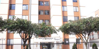 Apartamento con amplios, variados y confortables espacios interiores; el conjunto se encuentra en un sector residencial sobre una doble vía; las vías en el entorno del conjunto se conectan con las principales del sector, garantizando el acceso al inmueble y la variedad de rutas. En el sector hay una gran variedad de establecimmientos comerciales para suplir las necesidades de los habitantes.