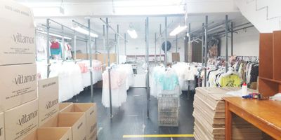 ​PR19856 Bodega en arriendo cerca a via principal,  supermercados, centro comerciales, transporte publico y servicios complementarios. Piso en mortero y baldosa, 4 espacios, 4 niveles, baños, cocineta, piso reforzado, energia monofasica, energia trifasica, KVA 20, puerta camion NPR, area de oficinas y parqueadero cubierto.. Vigilancia, bahia de parqueo.   *Inmuebles sujetos a verificación de disponibilidad.*