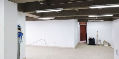 Oficina en arriendo y venta cerca a parques, supermercados, estacion de servicio, restaurantes, hospitales, rutas de transporte publico y servicios complementarios. Piso en baldosa, 6 espacios, y parqueaderos cubiertos. Edificio con ascensor, vigilancia 24 hrs, citofonia, auditorio, baños comunales, y circuito cerrado de tv. *Inmuebles sujetos a verificación de disponibilidad.*