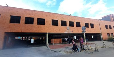 DIRECCION: Carrera 2 No. 30 – 112 
Apartamento que cuenta con sala comedor, cocina/lavandería, 3 alcobas (principal con baño), 2 baños. 
Puntos de referencia la estación de Transmilenio portal el vinculo, centros comerciales, colegios, universidad Uniminuto.