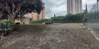 LOTE EN VENTA EN ITAGUI.1.000 MT2, lote plano, solo tiene una pequeña casa que es para demoler, esquinero, con permiso para construir 2 torres de apartamentos con 20 pisos, 3 pisos de parqueaderos, y 5 locales. Cerca de Riviera de Suramérica y Bosque Grande. Con excelentes vías de acceso, muy buen servicio publico y cerca de hospitales, super mercados, restaurantes, malls y otros lugares comerciales.