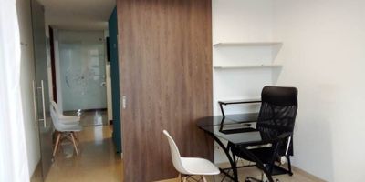 Consultorio ubicado en el Poblado, facilidad de acceso debido a su buena ubicación, ademas transporte publico inmediato, centros comerciales cerca.