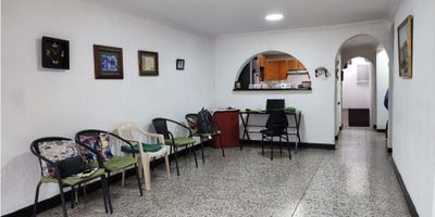 ? Casa en venta en Providencia - Pereira ?  

✔️ 160 m² | 3 habitaciones | 2 baños | 1 garaje  
✔️ Habitación principal con baño privado ?  
✔️ Sala - comedor | Cocina integral equipada ? | Zona de ropas 
✔️ Casa vehicular con posibilidad de ampliación a segundo piso ?  
✔️ Sector residencial con parques cercanos ? y fácil acceso ?  

? 410 millones COP  
? Providencia, Pereira  

? ¡Aprovecha esta gran oportunidad de inversión en Providencia!  

#CasaEnVenta #Pereira #Providencia #VivirEnPereira #CasaFamiliar #InversiónInmobiliaria #StanzaInmobiliaria #TuNuevoHogar
 
