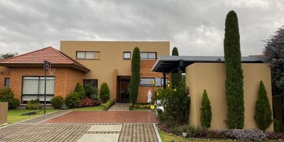 Hermosa casa campestre , club House con piscinas saunas jacuzzi canchas de tenis golfito 15 km de senderos ecológicos peatonales; lagos, con centro comercial Fontanar acceso interno; muy cerca a grandes cadenas de almacenes como éxito, Olímpica, jumbo, Makro, D1, Home center, clínica de Marly a 5 minutos, Clínica Colsanitas a 5 minutos