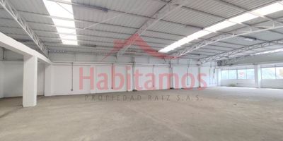 Bodega con área de 422m2, estrato comercial.Esta Bodega está situada en toda la CR 65 una ubicación estratégica, lo que ofrece una visibilidad y accesibilidad importante. Cuenta con 2 baños, para su comodidad, La zona combina la actividad comercial con un flujo constante de personas, lo cual lo hace ideal para negocios que dependan del tráfico peatonal o del tránsito vehicular regular.