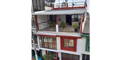 HERMOSA CASA EN BRISAS DE BOQUERON -IBAGUE TOLIMA,  CONSTA DE 4 NIVELES 1 NIVEL: SALA COMEDOR, CONICINA INTEGRAL, PATIO DE ROPA, BAÑO ACONDICIONADO PARA SAUNA Y GARAGE.

2 NIVEL: 4 HABITACIONES CON CLOSET Y UN BAÑO 

3 NIVEL: LA MITAD DEL PISO, ES UNA HABITACIÓN GRANDE CON BAÑO PRIVADO Y TINA, LA OTRA MITAD ES UN ESPACIO SOCIAL AMPLIO.

4 NIVEL: PLANCHA CON CUBIERTA Y TANQUE DE RESERVA DE 1O00 LITROS, CON VISTA PANORÁMICA HACIA LA CIUDAD DE IBAGUÉ.

LA URBANIZACIÓN CUENTA CON SERVICIO DE PORTERÍA.
