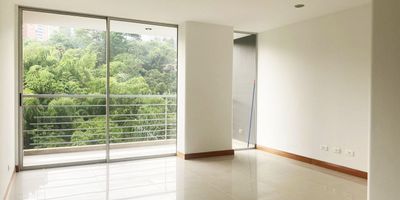 Apartamento en arriendo en unidad cerrada cerca a supermercados, Colegio y servicios complementarios. Cuenta con piso en porcelanato, sala comedor, 2 alcobas con baño en la principal, cocina integral abierta tipo americano, balcon, zona de ropas y parqueadero cubierto. Cuenta con conjunto cerrado, ascensor, piscina, gym, salon social, sauna, parque infantil, zonas verdes, vigilancia, porteria 24 horas, alarma, y circuito cerrado de tv. *Inmuebles sujetos a verificación de disponibilidad.*