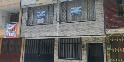 Observaciones internas: Primer piso con dos habitaciones, cocina básica, sala-comedor, patio de ropas y garaje; Segundo piso, tres habitaciones y cocina básica; cuenta con amplia terraza

Observaciones externas: A dos cuadras de la calle 63, a 10 minutos de C.C. Nuestro Bogotá y del Portal El Dorado, acceso a rutas SITP y alimentadores, cerca de CADE.
