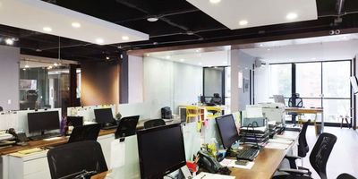 Oficina amoblado en arriendo cerca a via principal, colegio, supermercados, centro comerciales y servicios complementarios. Piso en madera, 7 espacios, baños privados, cocineta, cableado de red, techo cielo raso, division en vidrio, area de recepcion, area de coffee breack, parqueaderos cubiertos. Conjunto cerrado, ascensor, vigilancia, porteria 24hrs, parking visitante sin costo, auditorio, baños comunales, citofonia, planta electrica, y circuito cerrado de tv. *Inmuebles sujetos a verificación de disponibilidad.*