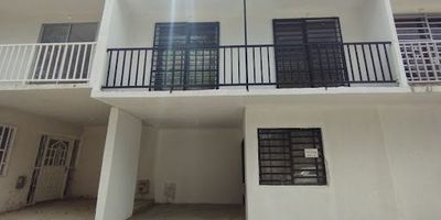 CARRERA 10A No.  41B-72 ALDEBARAN DE BERDEZ  PALERMO, Area 90 M2, construida 104 M2, Casa de dos pisos, el primer piso consta de garaje para un vehículo, sala comedor, cocina con mueble superior, zona de lavandería, patio amplio con reja, el segundo piso consta de balcón, tres habitaciones, habitación principal con baño privado, baño auxiliar, pisos en cerámica, servicios públicos de agua, energía y gas. Estrato 3