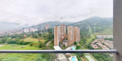 Consta de 3 habitaciones, 2 baños, sala comedor, cocina integral y zona de lavandería. Tiene piso laminado en habitaciones y zona social y cerámica en baños y cocina. El conjunto cuenta con salón social, parque infantil, gimnasio, cancha, zonas húmedas, piscina y vigilancia privada las 24 horas. Cerca a almacenes de cadena como Tiendas D1; cerca a colegio Navarra, Vías de acceso por la Avenida 26 y Calle 52.