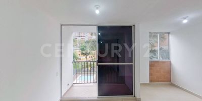 Consta de 2 habitaciones, 2 baños, sala comedor, balcón (2m2) cocina integral y zona de lavandería. Tiene piso cerámico en  todas sus zonas. El conjunto cuenta con salón social, zona para niños, gimnasio, piscina y vigilancia privada las 24 horas. Cerca a centro comercial Mall Sauces del Sur; cerca a almacenes de cadena como D1; Vías de acceso por la Carrera 49D y Calle 99 Sur.
