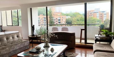 Apartamento amoblado en arriendo en unidad cerrada cerca al Club Campestre y el Museo. Cercania al Mall y servicios complementarios del sector. Cuenta con piso en madera, puerta de seguridad, sala y comedor independiente, 3 alcobas con baño en la principal, cocina integral cerrada tipo americano, alcoba y baño de servicio, balcon y parqueaderos lineales cubiertos. Piscina, zonas verdes, vigilancia 24 horas, citofonia y circuito cerrado de tv. Inmuebles sujetos a verificación de disponibilidad.