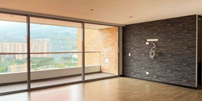 Apartamento en arriendo en unidad cerrada cerca a zona residencial, poco flujo vehicular, servicio publico de transporte y servicios complementarios. Piso en madera, estudio, sala comedor, 3 alcobas con baño en cada una, cocina integral abierta tipo americano, alcoba y baño de servicio, zona de ropas, balcon y parqueaderos lineal cubiertos. Conjunto cerrado, piscina, gym, salon comunal, parque infantil, cancha de squash, zonas verdes, vigilancia 24 hrs, circuito cerrado de tv. *Inmuebles sujetos a verificación de disponibilidad.*