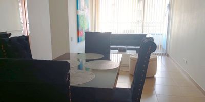 Apartamento amoblado en arriendo en unidad cerrada cerca a supermercados, restaurantes, centro comercial, servicio publico de transporte y servicios complementarios. Piso en baldosa, sala comedor, 3 alcobas con baño en la principal, cocina integral abierta tipo americano, balcon, zona de ropas y parqueadero cubierto. Conjunto cerrado con ascensor, piscina, salon comunal, turco, sauna, parques infantiles, zonas verdes, vigilancia 24 hrs, circuito cerrado de tv. *Inmuebles sujetos a verificación de disponibilidad.*