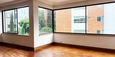Apartamento en arriendo en unidad cerrada con facil acceso desde la Av principal, cercano a centros comerciales. Piso en madera, chimenea, sala y comedor independiente, estudio, 3 alcobas con baño en la principal, cocina integral cerrada tipo americano, alcoba y baño de servicio, y parqueaderos lineales cubiertos. Unidad con zonas verdes, vigilancia 24 horas, citofonia. y circuito cerrado de tv. *Inmuebles sujetos a verificación de disponibilidad.*