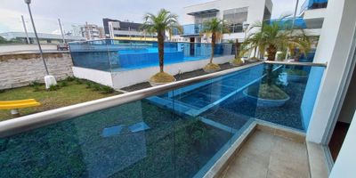 Presentamos para la venta este moderno apartamento ubicado en el exclusivo sector de la Pinares en Pereira, apartamento en piso 1 de 125 m2, distribuida asi: Al entrar encontrara un baño, amplia sala comedor con mirador a la piscina, a la izquierda está la cocina totalmente integral con mesón, y al fondo cuarto de servicio con baño completo, tiene 2 habitaciones auxiliares con closet, un estudio, un baño de habitaciones completo y habitación principal con amplio vestier y baño. Cuenta con parqueadero privado. Su área social tiene piscina, jacuzzi, zona infantil, golfito, gimnasio.
