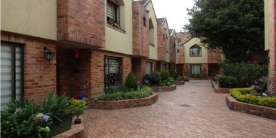 Casa de 4 niveles en conjunto cerrado con parque interior. : 1er nivel, 2 parqueaderos independientes, zona de lavanderia y deposito.  2o.Nivel: Entrada principal, Sala Comedor, baño social,  Cocina Cerrada, cuarto y baño de servicio y  patio cubierto. 3er Nivel,  3 alcobas, baño de alcobas. 4 Nivel, alcoba principal con baño y balcón.   Sobre la Avenida Villas.
