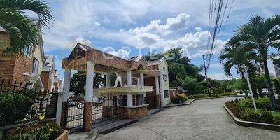 Se vende hermosa casa de 3 niveles, área 280 m2, cuenta con 5 habitaciones con closet, 5 baños, habitación principal con jacuzzi, sala comedor, cocina integral, zona de ropas, hall de tv, estudio, balcón, bbq, bar, piso en porcelanato, salón social, parque infantil, gimnasio, piscina, sauna y turco, cancha de squash, bbq, zonas verdes, parqueadero doble, vigilancia las 24 horas del día. 