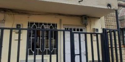 Con 38 m² de espacio cuidadosamente diseñado, este hogar de una alcoba te ofrece todo lo que necesitas para disfrutar de una vida plena y cómoda. Ubicado en el primer piso, este apartamento te brinda la tranquilidad y la conveniencia que buscas, con colegios cercanos y un fácil acceso al transporte público.
Descubre la belleza de los pisos de baldosa, que aportan elegancia y durabilidad a cada rincón. La cocina sencilla, pero funcional, te permitirá expresar tu creatividad culinaria, mientras que la sala-comedor se convierte en el espacio perfecto para relajarte y disfrutar de momentos en compañía.